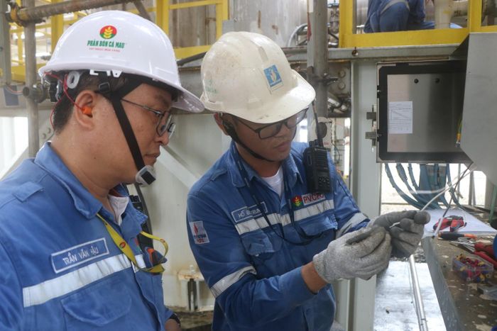Các chi tiết thiết bị được kiểm tra và đánh dấu trước khi chuyển sang công đoạn tiếp theo.