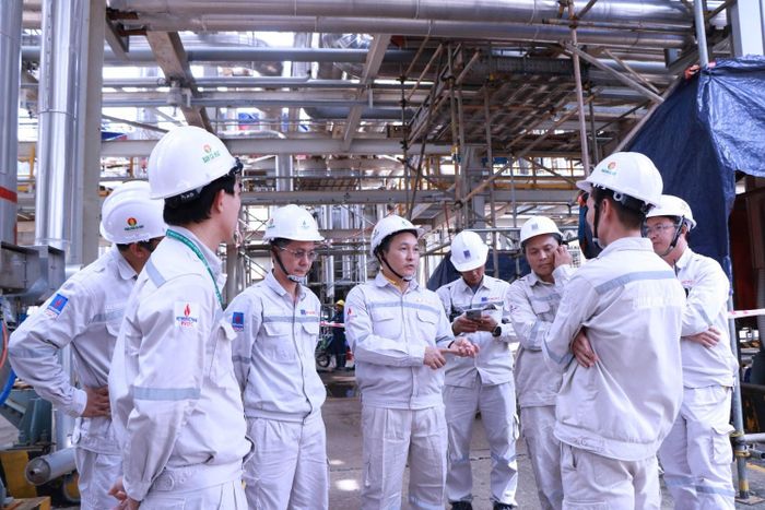 Lãnh đạo PVCFC trao đổi với các lực lượng thi công, nắm bắt tiến độ các hạng mục.