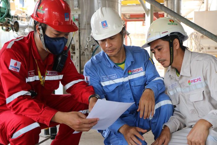 Các kỹ sư trao đổi phương án ngay tại hiện trường, nơi mỗi công việc đều được xác định rõ trình tự và yêu cầu kỹ thuật.