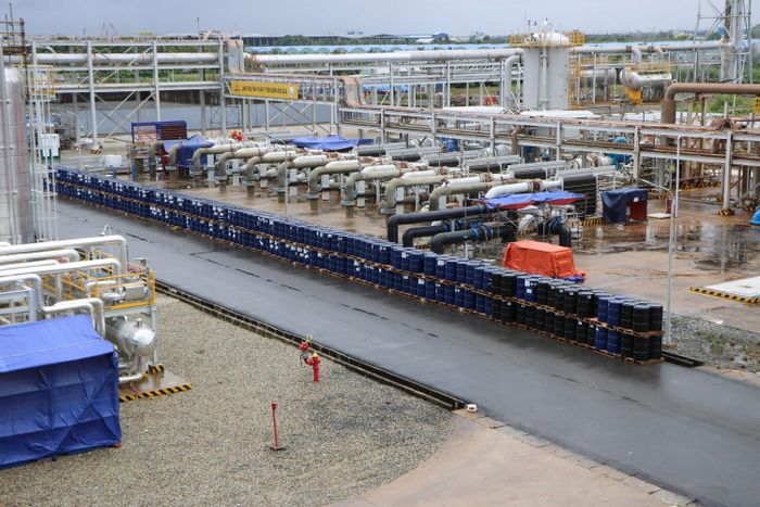 Vật tư được tập kết phục vụ BDTT Nhà máy Đạm Cà Mau.