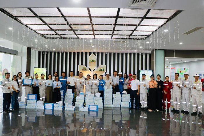 Chủ tịch Công đoàn, Phó Tổng Giám đốc PVCFC Trần Chí Nguyện cùng lãnh đạo Tổng công ty, Nhà máy thăm hỏi, động viên và tặng quà người lao động trực tiếp tham gia BDTT Nhà máy Đạm Cà Mau.