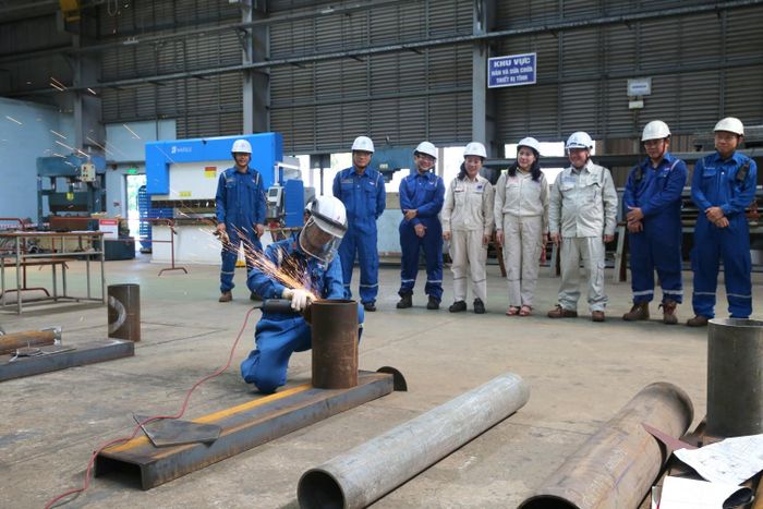 Các thí sinh tham gia phần thi mài cắt.