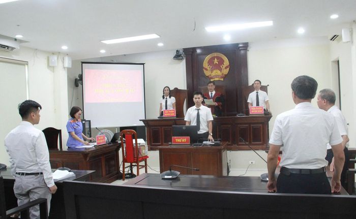 Hội đồng xét xử tuyên án.