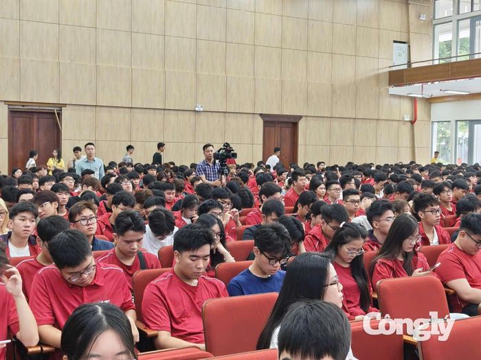 Các sinh viên K71 Đại học Bách khoa Hà Nội tham dự trực tiếp Lễ phát động Cuộc thi trực tuyến “Tìm hiểu pháp luật về trật tự, an toàn giao thông năm 2026”.