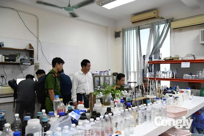 Cơ quan Công an tiến hành lấy mẫu xét nghiệm. (Ảnh: Cục C04)