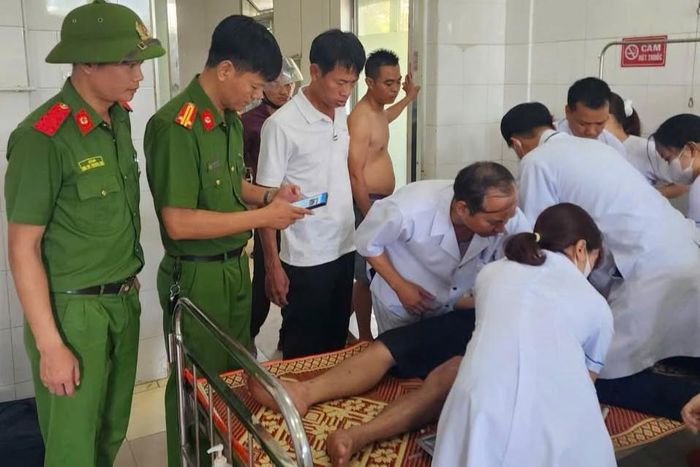 Đội ngũ y, bác sĩ Trung tâm Y tế Quảng Điền khẩn trương triển khai các biện pháp cấp cứu.