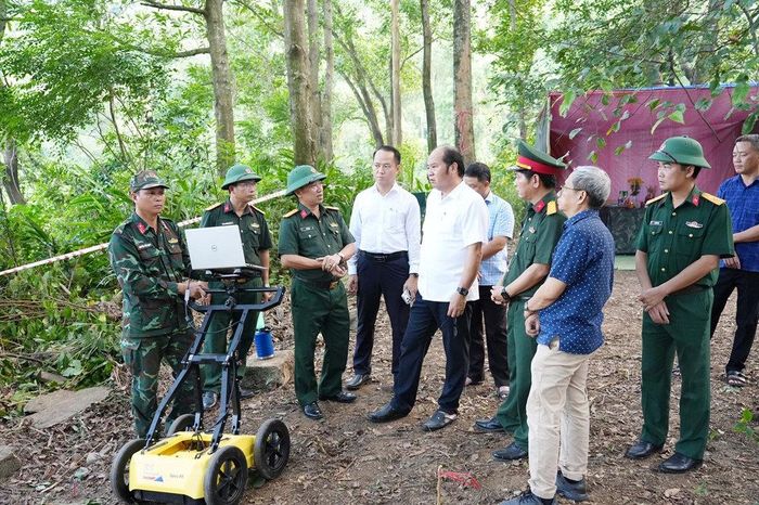 Phó Chủ tịch UBND thành phố Huế Nguyễn Văn Mạnh trực tiếp khảo sát, kiểm tra hiện trường.