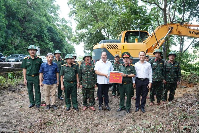 Tặng quà động viên, chia sẻ những khó khăn, vất vả của lực lượng tìm kiếm.