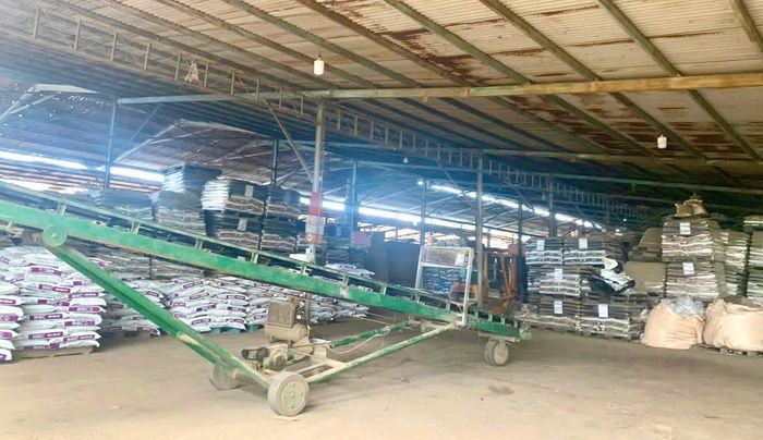Bên trong kho chứa phân bón giả