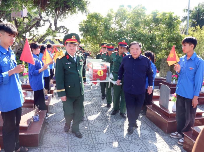Đồng chí Chá A Của, Phó Bí thư Tỉnh ủy, Chủ tịch Ủy ban MTTQ Việt Nam tỉnh Sơn La tại lễ truy điệu các liệt sĩ