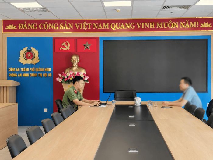 Cán bộ Phòng An ninh chính trị nội bộ, Công an thành phố Quảng Ninh tuyên truyền, chấn chỉnh đối với người đăng tải thông tin chưa được kiểm chứng trên mạng xã hội.