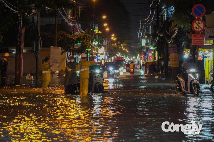 Các lực lượng có mặt tại những vị trí ngập sâu hỗ trợ các phương tiện di chuyển.