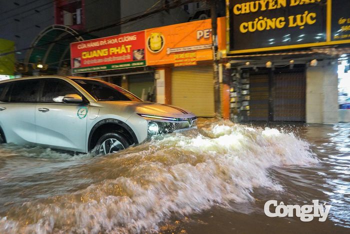Dòng nước cuồn cuộn khiến phương tiện di chuyển khó khăn.