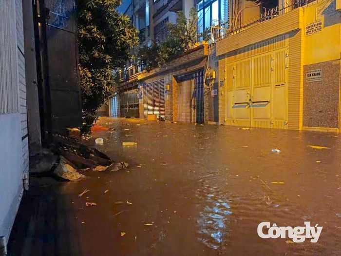 Nhiều tuyến đường trên địa bàn phường Thạnh Mỹ Tây, TP.HCM ngập nặng.