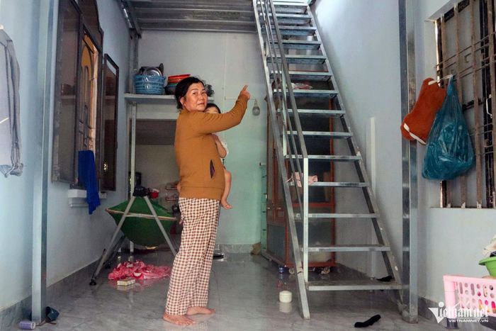 Bà Bích bên gác lửng chống lũ vừa hoàn thiện. Ảnh: Xuân Ngọc
