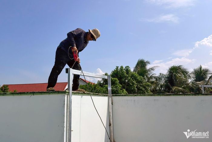 Thợ cơ khí liên tục nhận thi công gác chống lũ. Ảnh: Xuân Ngọc