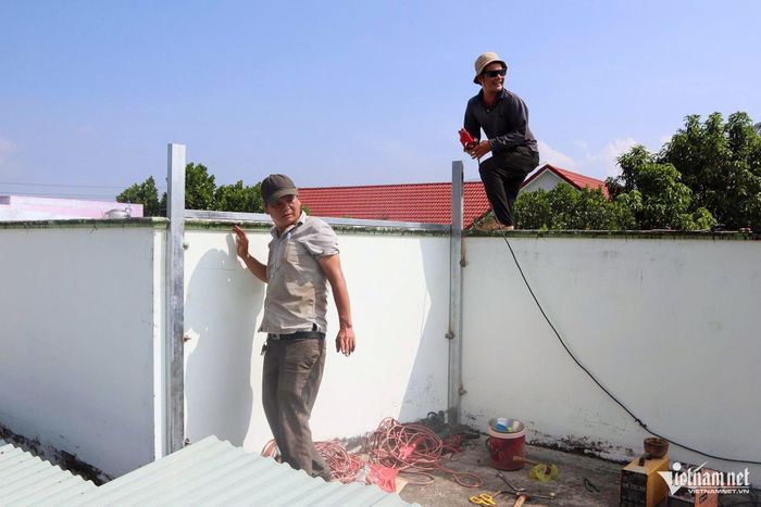 Đội thợ đang thi công gác lửng bằng sắt ở xã Diên Điền (tỉnh Khánh Hòa). Ảnh: Xuân Ngọc