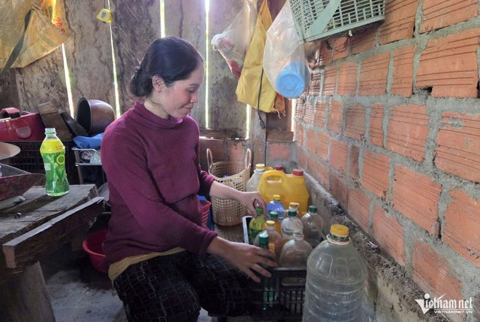 Vào mùa khô, nhiều hộ đồng bào DTTS ở thôn Krong Đuân phải đi xin nước về tích trữ, sử dụng. Ảnh: Ngọc Chí
