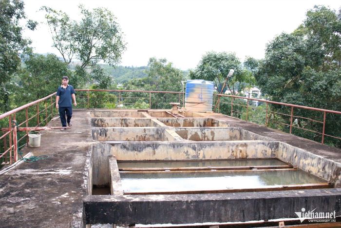 Công trình cấp nước tại xã Đăk Rve được đầu tư từ năm 1997, hiện đã xuống cấp. Ảnh: Ngọc Chí