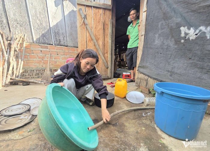 Do công trình nước tự chảy đầu tư đã lâu, xuống cấp, người dân thôn Krong Đuân thường thiếu nước sinh hoạt vào mùa khô. Ảnh: Ngọc Chí