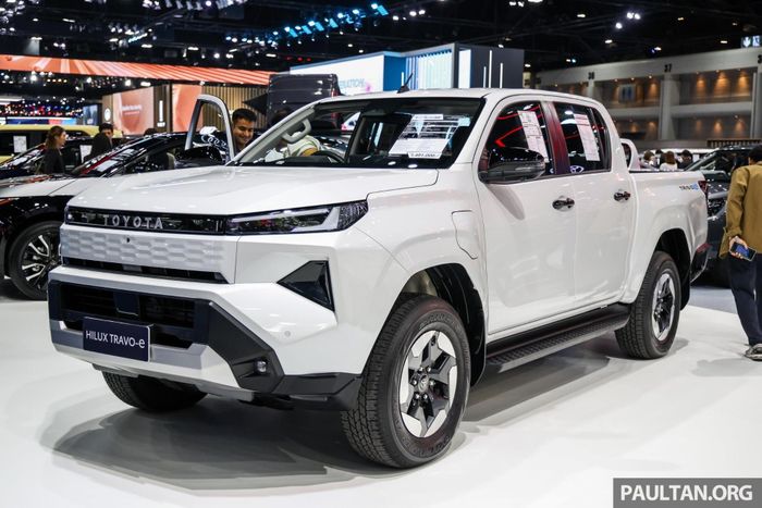 Toyota Hilux Travo-e là phiên bản thuần điện đầu tiên của bán tải Hilux vừa mới ra mắt năm 2025. Ảnh: Theo Paultan.