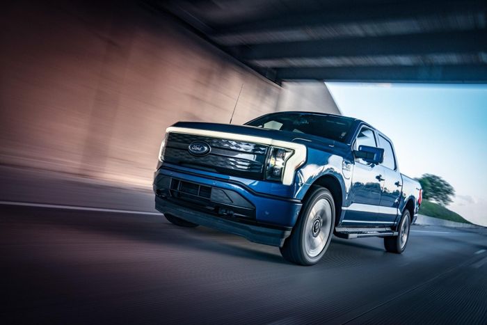 Ford F-150 Lightning thuần điện có vòng đời ngắn ngủi, ra mắt tháng 5/2021 và kết thúc tháng 12/2025. Ảnh: Theo Car and Drive