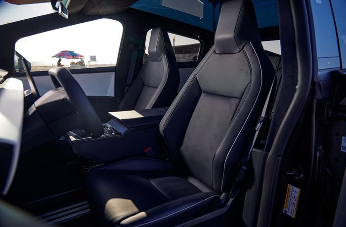 Khoang nội thất của mẫu bán tải thuần điện Tesla Cybertruck. Ảnh: Theo Car and Drive