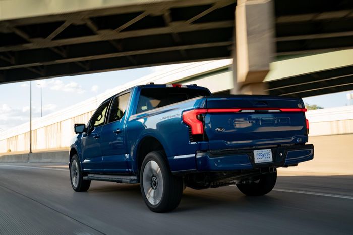 Ford F-150 Lightning có phạm vị hoạt động tối đa 515 km sau 1 lần sạc. Ảnh: Theo Car and Drive