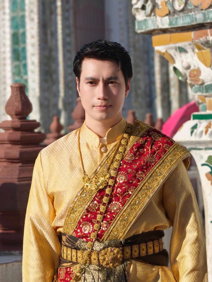 2 diễn viên khoe nhan sắc tuổi 8x trong bộ trang phục truyền thống của Thái Lan.