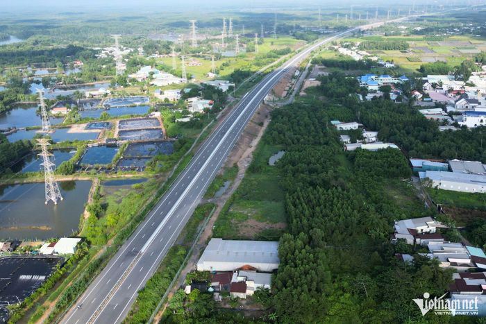 Một đoạn tuyến cao tốc Bến Lức - Long Thành vừa thông xe. Ảnh: Hoàng Anh