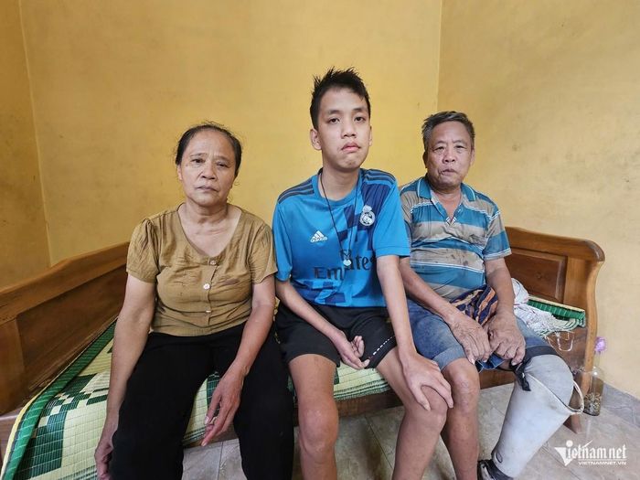 Ông Thiết mất khả năng lao động, Lợi liệt nửa người, cả gia đình đều trông cậy vào bà Nga. Ảnh: Hải Sâm