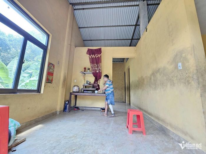 Bên trong ngôi nhà trống trải, không có tài sản gì, chiếc ghế nhựa đỏ là ông Thiết mượn của hàng xóm để tiếp khách. Ảnh: Hải Sâm