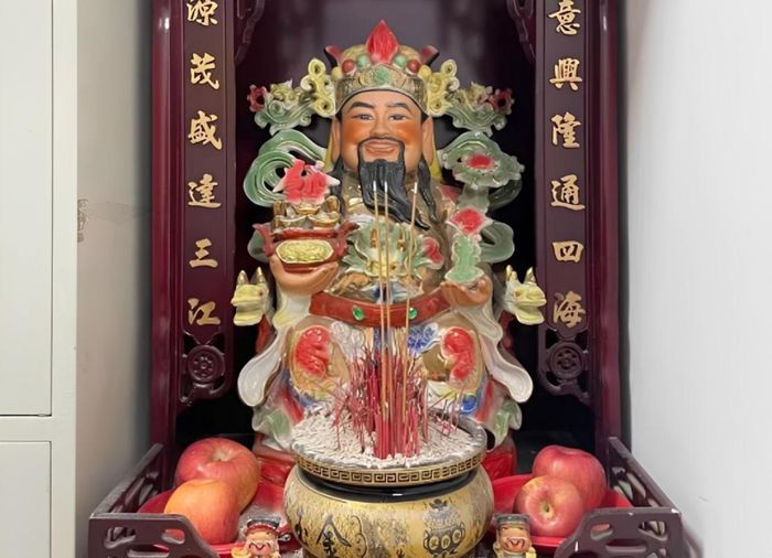 Bàn thờ Thần Tài nên được đặt ở vị trí trang trọng, sạch sẽ và hướng ra ngoài để đón nhận năng lượng thịnh vượng.