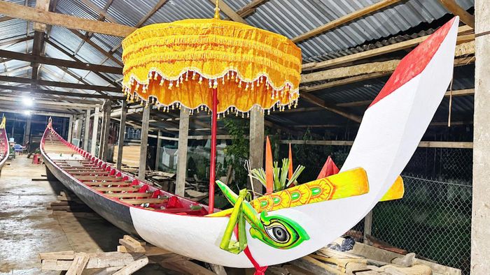 Ghe Ngo 176 năm tuổi có phần mũi cao, tạo dáng khác biệt so với những chiếc ghe Ngo được đóng mới hiện nay. Ảnh: NVCC
