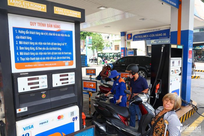 Giá xăng dầu trong nước sẽ được điều chỉnh vào chiều nay. Ảnh: Thạch Thảo
