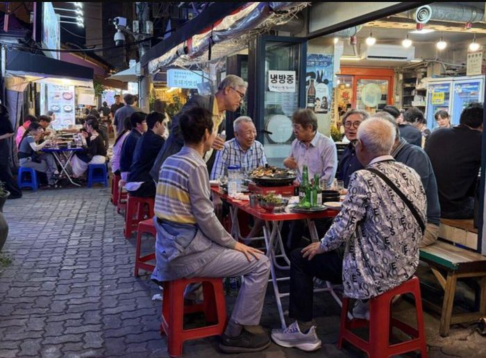Thực khách thưởng thức yajang tại khu phố Jongno 3-ga ở Seoul. Ảnh: Korea Times.