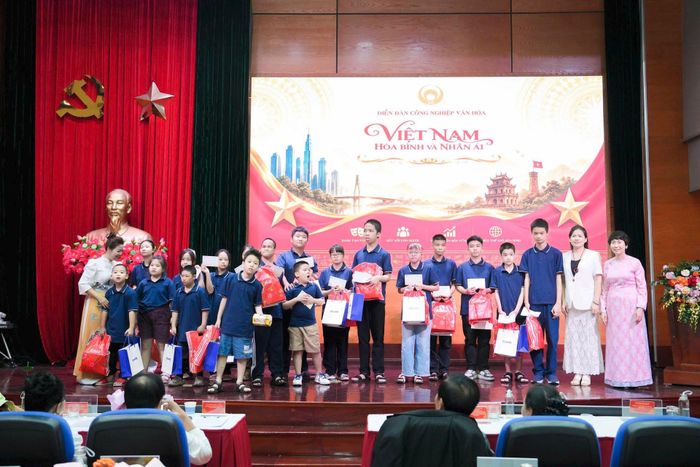 Các nhà hảo tâm, và đại diện PSD Group đã trao các suất quà cho các em nhỏ mồ côi, khuyết tật, hoàn cảnh khó khăn