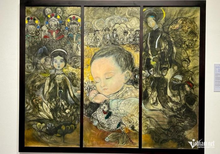 Một số tranh được trưng bày trong triển lãm. 