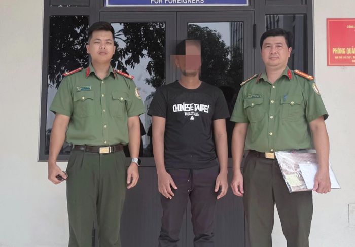 Người nước ngoài vi phạm được đưa vào cơ sở lưu trú để làm thủ tục trục xuất. Ảnh: CACC