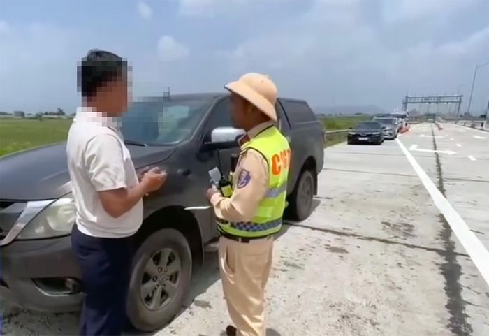 Nam tài xế ở Lâm Đồng làm việc với CSGT. Ảnh: N.X