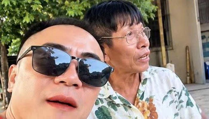 Nam thanh niên livestream trên mạng xã hội, có lời lẽ lăng mạ ông Dương Văn Hưng. Ảnh chụp màn hình