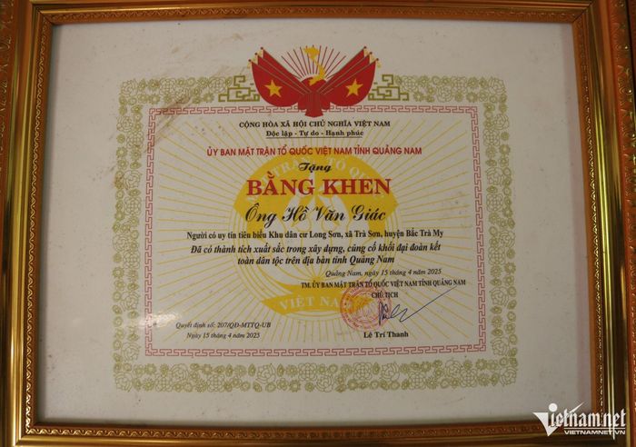 Năm 2025, ông được Ủy ban MTTQ Việt Nam tỉnh Quảng Nam tặng bằng khen vì thành tích trong xây dựng, củng cố khối đại đoàn kết toàn dân tộc.