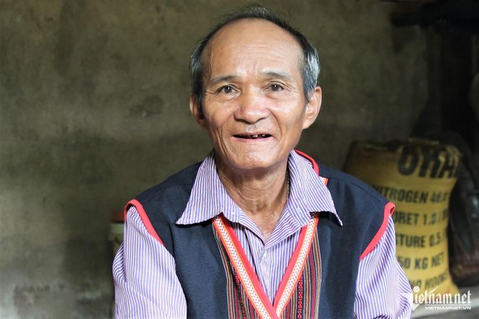 Với vốn hiểu biết phong phú, già Giác được bà con ví như một “bách khoa toàn thư sống” về văn hóa Ca Dong.