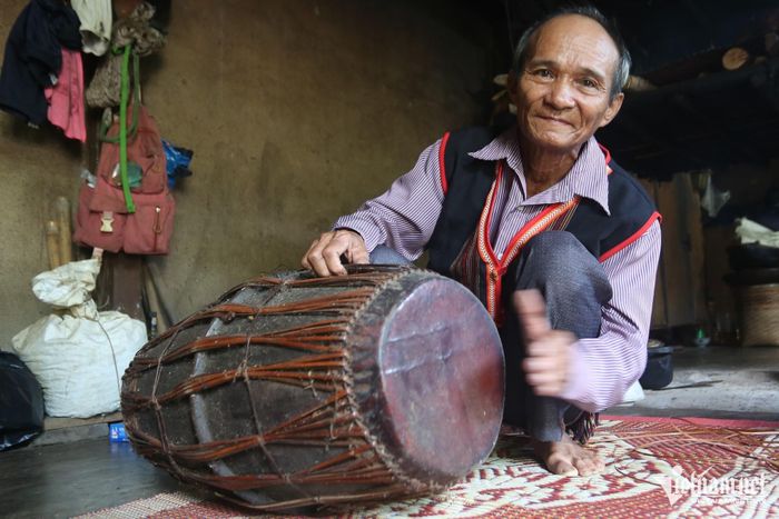 Già Giác am hiểu và chơi được nhiều nhạc cụ truyền thống.