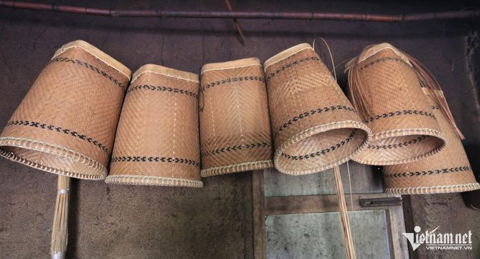 Những chiếc gùi với kiểu đan, hoa văn khác nhau được vợ chồng ông Giác hoàn thiện theo đơn đặt hàng.