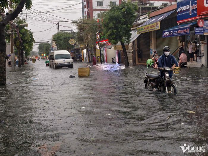 Đường Nguyễn Văn Quá ngập sâu chiều 30/9. Ảnh: TK