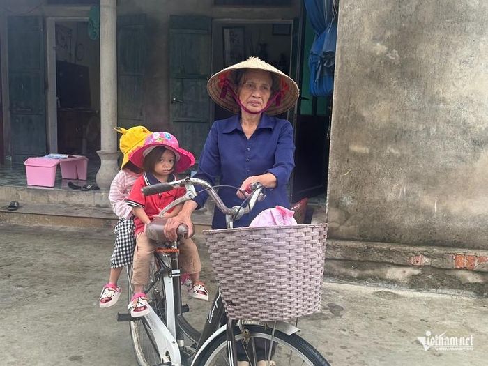 Hằng ngày bà Hảo vẫn đều đặn đưa, đón hai cháu đến trường trên chiếc xe đạp cũ