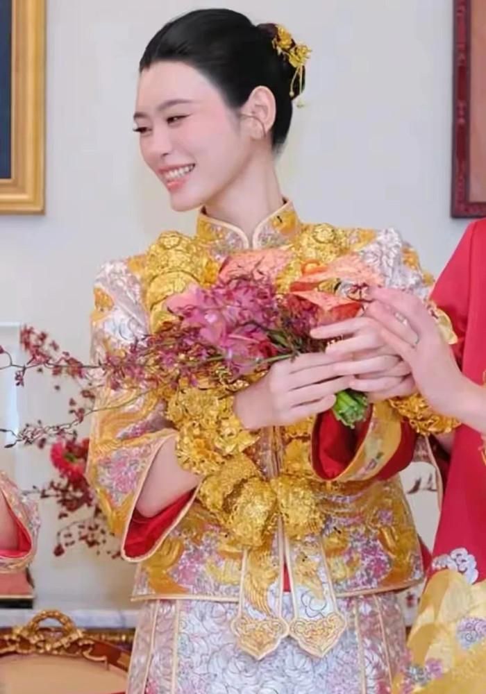 Hề Mộng Dao đeo vàng phủ kín trong ngày cưới. 