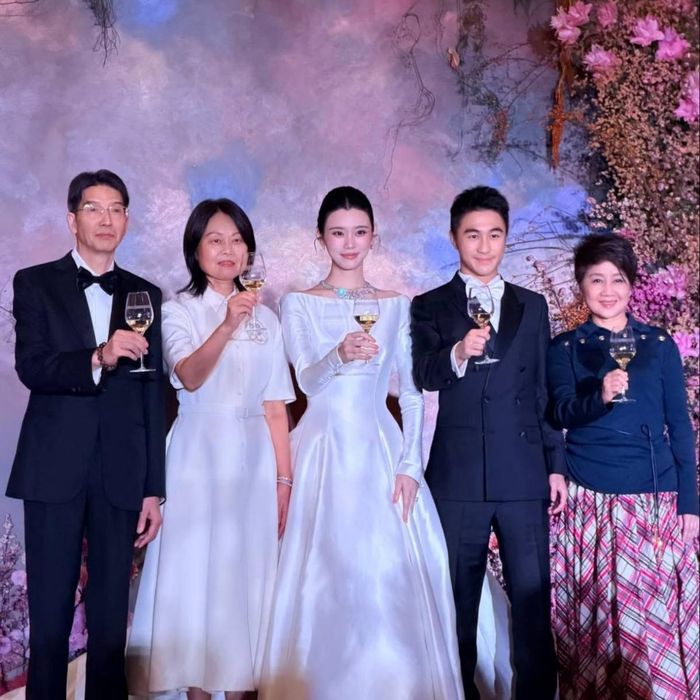 Cô dâu - chú rể cùng 2 bên gia đình. 