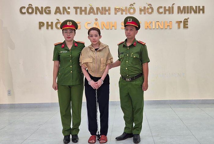 Đến nay, Võ Thị Ngọc Ngân đã bị khởi tố về 2 tội danh “Sản xuất, buôn bán hàng giả là thực phẩm” và “Đưa hối lộ”. Ảnh: CA
